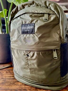 Skechers 16” Army Green Men's Backpack Mesh Pockets Padded Straps